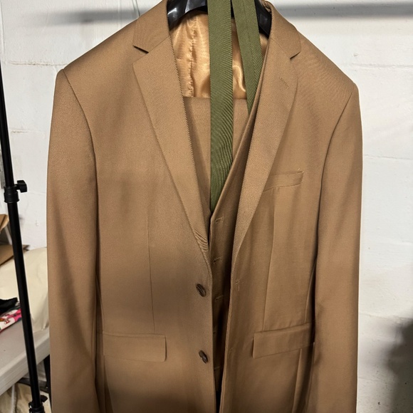 Men's 3 pc Suit - Braveman Carmel color size 40R with Green Tie- only worn once - Picture 1 of 10